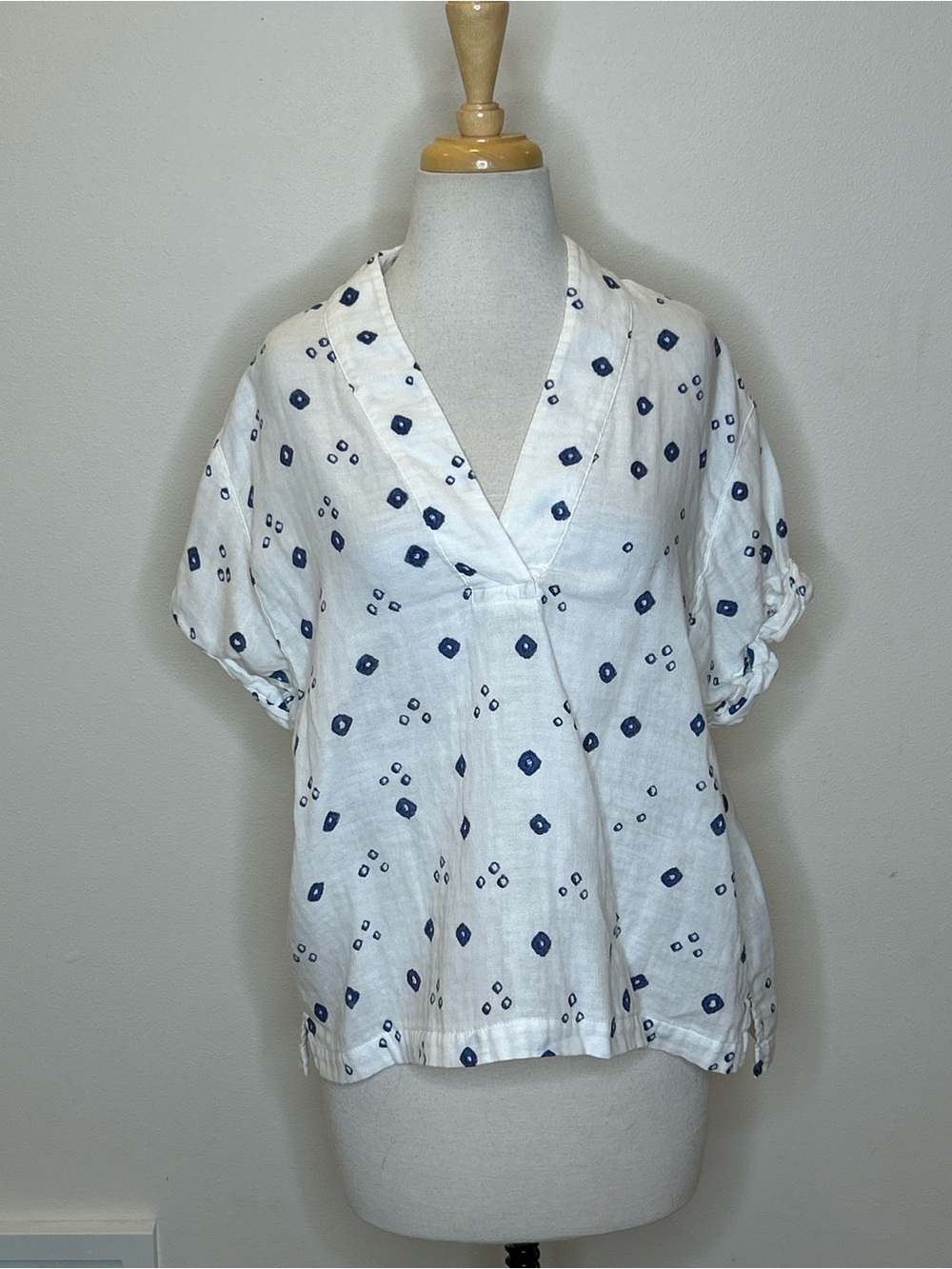 XiRENA White V-Neck Short Sleeve Top with Navy Ikat Motif Size S